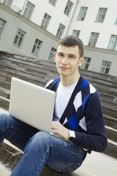 Молодий студент працює на ноутбуці — стокове фото