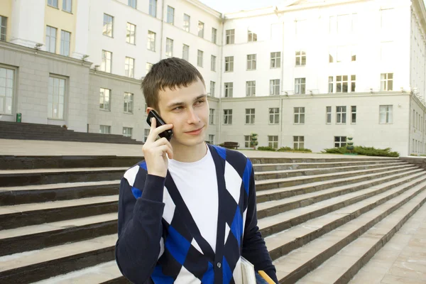 Bir cep telefonu üzerinde konuşurken modern öğrenci — Stok fotoğraf