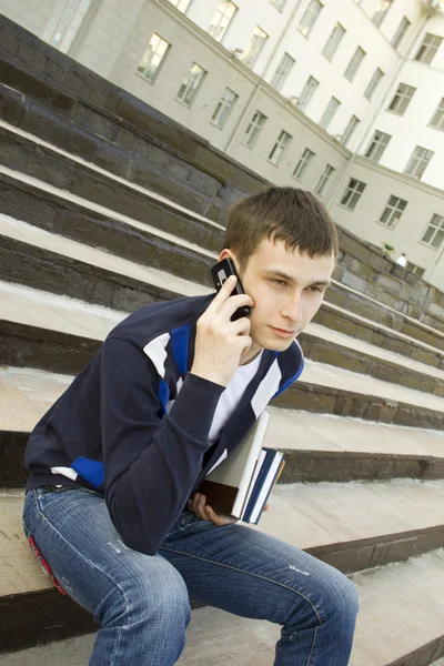 Estudiante moderno hablando en un teléfono móvil — Foto de Stock