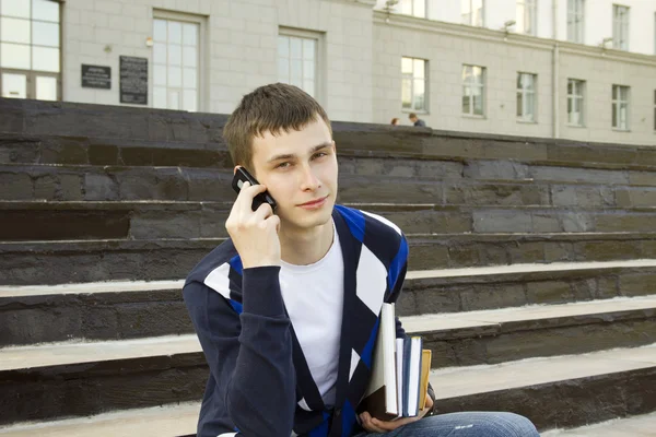 Сучасний студент розмовляє на мобільному телефоні — стокове фото