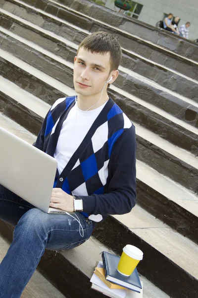 Νεαρός φοιτητής που εργάζονται σε ένα φορητό υπολογιστή. — Φωτογραφία Αρχείου
