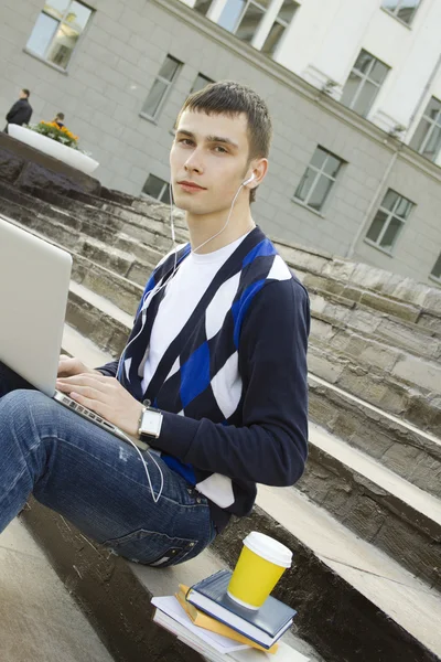 Jeune étudiant travaillant sur un ordinateur portable . — Photo
