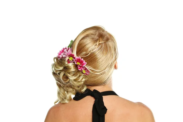 豊かな髪と彼女の髪に花を持つモデル — ストック写真
