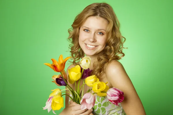 Щаслива молода жінка обіймає букет тюльпанів — стокове фото