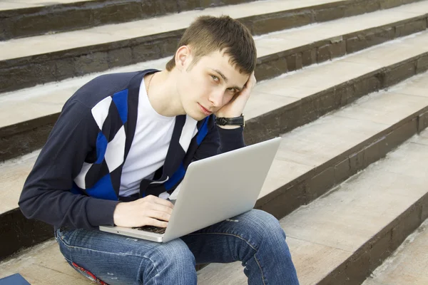 便携式计算机上工作的年轻学生 — 图库照片