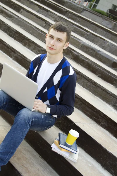Bir dizüstü bilgisayarda çalışan genç bir öğrenci. — Stok fotoğraf