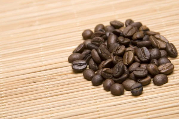 Primo piano di chicchi di caffè nel mucchio — Foto Stock