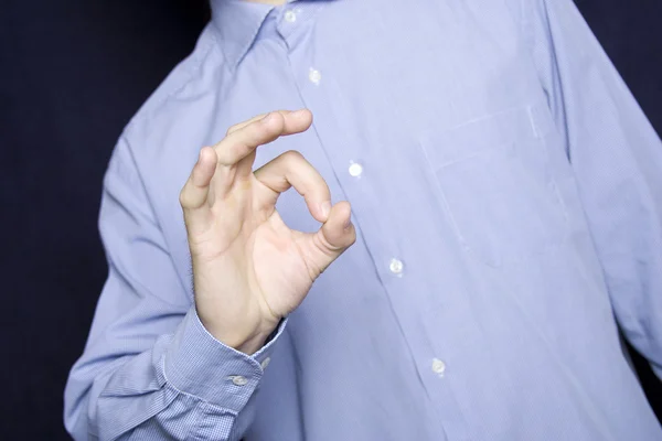 Крупный план мужского знака руки OK — стоковое фото