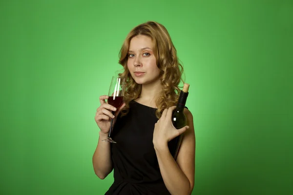 Μεγέθυνση του γυναίκα με ποτηράκι κόκκινο κρασί — Φωτογραφία Αρχείου