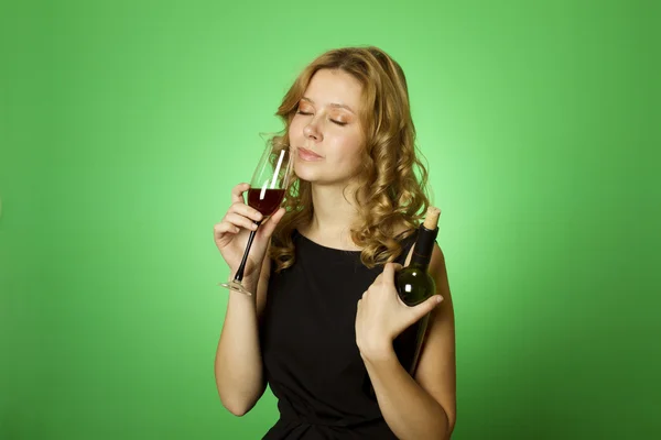 Close-up de mulher com vinho tinto de vidro — Fotografia de Stock
