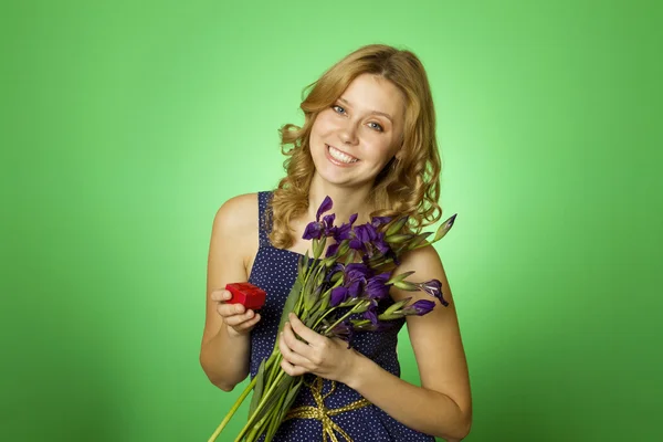 Ελκυστική κοπέλα κρατώντας λουλούδια και ένα κιβώτιο δώρων — Φωτογραφία Αρχείου
