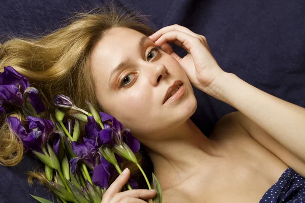 Attrayant fille avec des fleurs iris — Photo