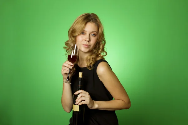 Gros plan de la femme avec du vin rouge en verre — Photo