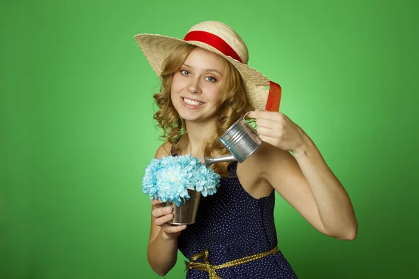 Привлекательная девушка поливает цветы — стоковое фото