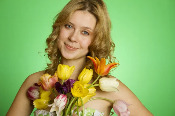 Счастливая молодая женщина обнимает букет тюльпанов — стоковое фото