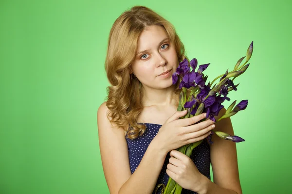 붓 꽃의 꽃다발을 포옹 하는 매력적인 여자 — 스톡 사진
