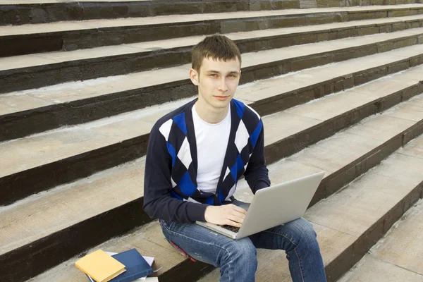 Mladý student pracuje na notebooku. — Stock fotografie