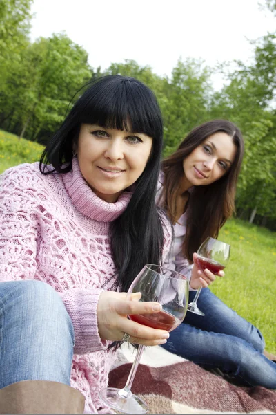 母と娘屋外ワインを飲む — ストック写真