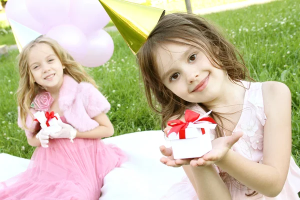 Детский день рождения на открытом воздухе — стоковое фото