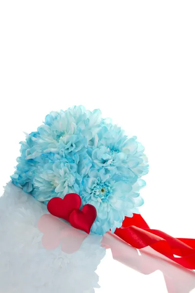 Blaue Chrysanthemen mit zwei roten Herzen — Stockfoto