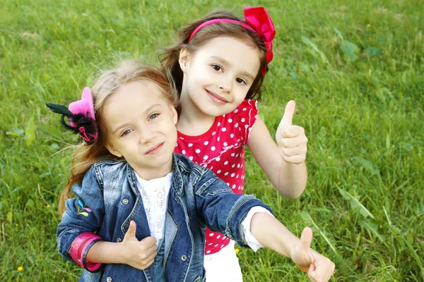 Dwa małe dziewczyny przyjaciół. kciuk w górę — Zdjęcie stockowe