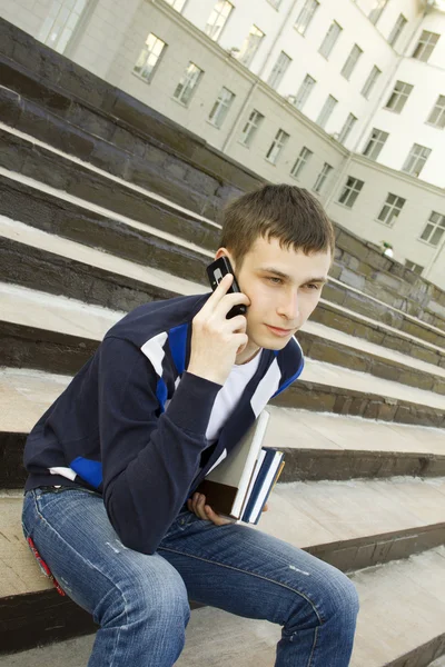 Estudante moderno falando em um telefone celular — Fotografia de Stock