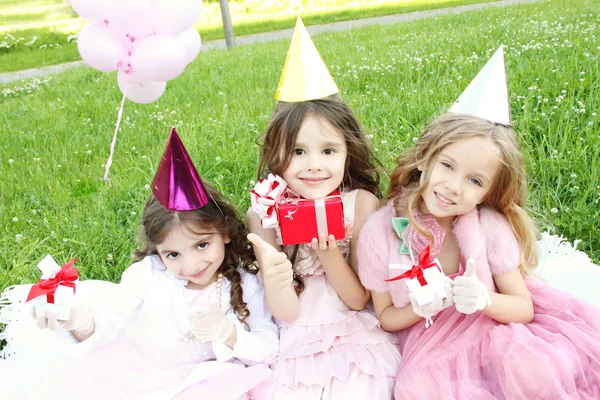 Çocukların doğum günü partisi açık havada — Stok fotoğraf