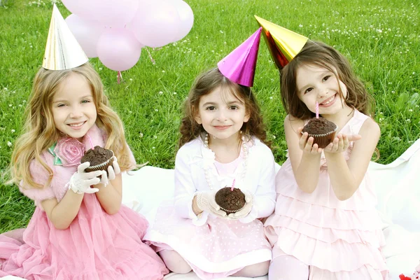 Çocukların doğum günü partisi açık havada — Stok fotoğraf