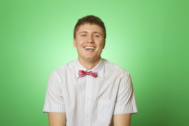 çekici bir adam gülüyor