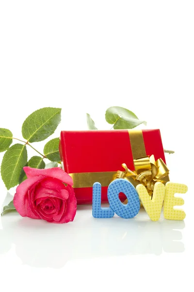 Rosa Vermelha, caixa de presente e o texto "AMOR " — Fotografia de Stock