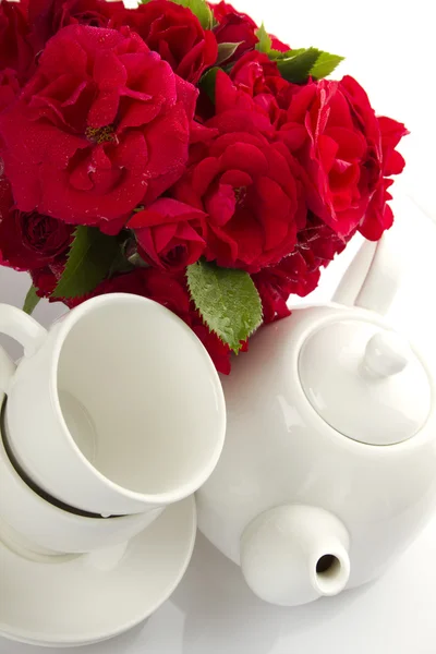 차와 장미 꽃다발에 대 한 흰색 그릇 — 스톡 사진