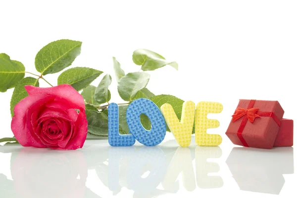 Red Rose, gift box and the text "LOVE" — Stock Photo, Image