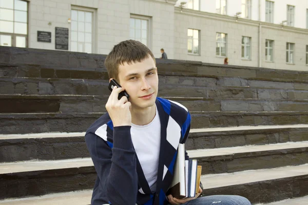 Moderne student praten op een mobiele telefoon — Stockfoto