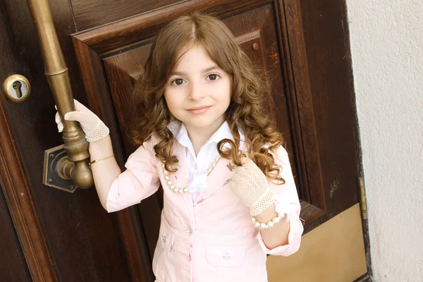 Ένα μικρό κορίτσι ντυμένοι σαν μια κυρία — Φωτογραφία Αρχείου