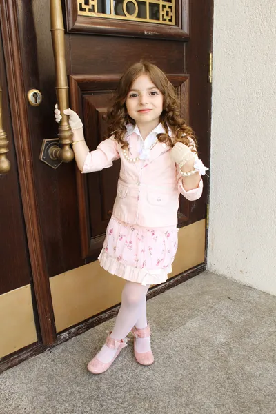 Bir hanımefendi gibi giymiş küçük bir kız — Stok fotoğraf