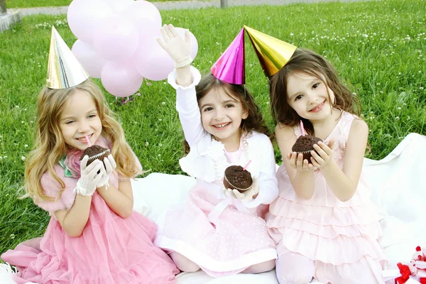 Dětská oslava narozenin venku — Stock fotografie
