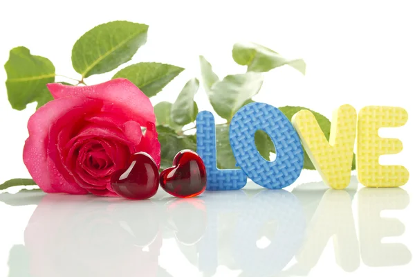 Rode rose en de tekst van "love" — Stockfoto