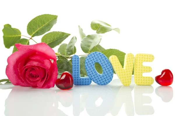 Rote Rose und der Text von "Liebe" — Stockfoto