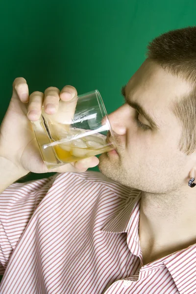 Close-up cara bebendo uma bebida alcoólica — Fotografia de Stock