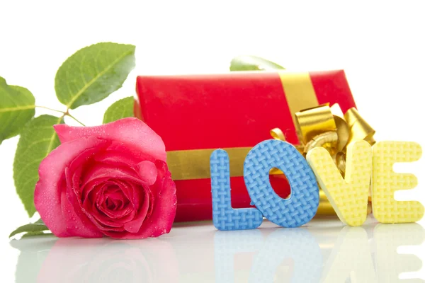 Красная роза, коробка подарка и текст "ЛЮБОВЬ " — стоковое фото