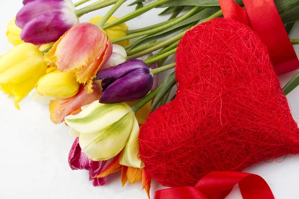 Tulipany i czerwone serce — Zdjęcie stockowe
