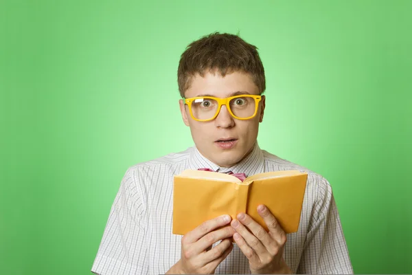 Junger Mann liest Bücherwurm — Stockfoto