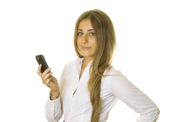 Деловая женщина, читающая сообщение на мобильном телефоне — стоковое фото