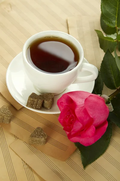 Eine Tasse Tee und eine Rose — Stockfoto