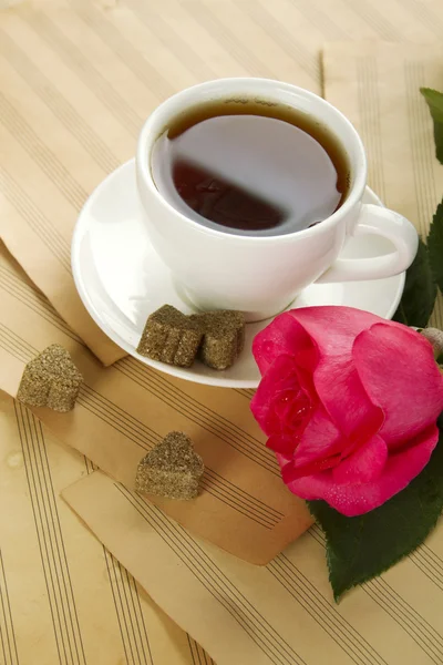 Чашку чая и розу. — стоковое фото