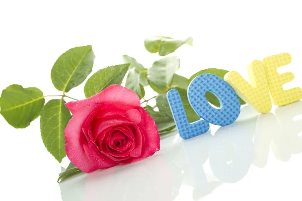 Czerwona róża i tekst "miłość" — Zdjęcie stockowe