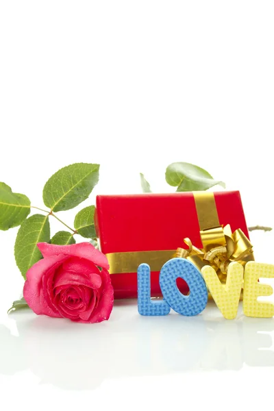 Kırmızı gül, hediye kutusu ve metin "aşk" — Stok fotoğraf