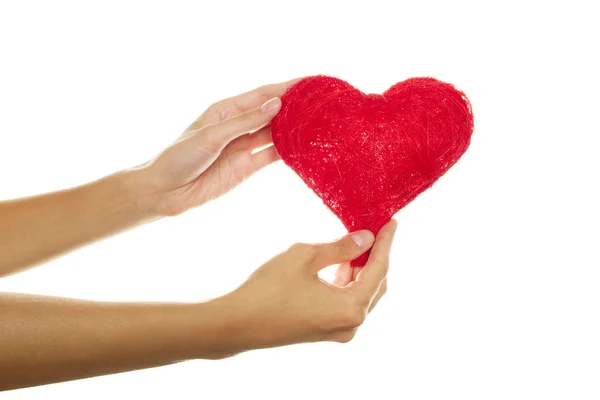 Руки женщины держат красное сердце — стоковое фото