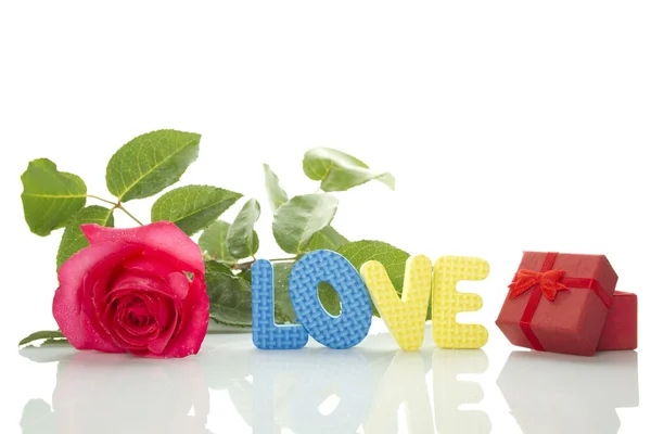 赤いバラ、ギフト ボックス、テキスト"愛" — ストック写真