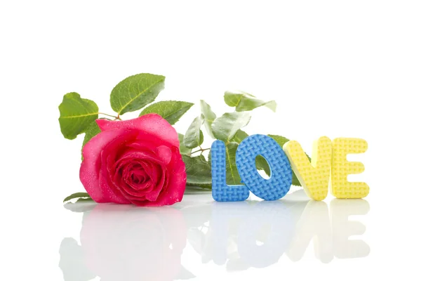 Czerwona róża i tekst "miłość" — Zdjęcie stockowe